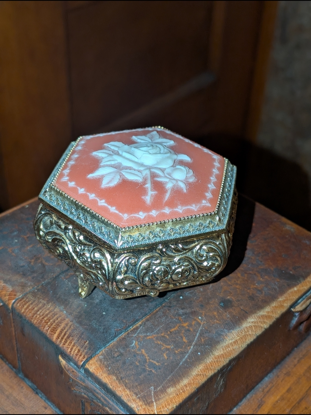Ornate Vintage Linden Sankyo Rose Cameo Octagon Music/Trinket Box Gold Tone Foot